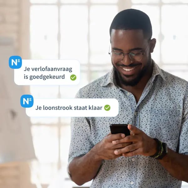 Medewerker krijgt notificaties over verlof en zijn loonstrook op zijn telefoon