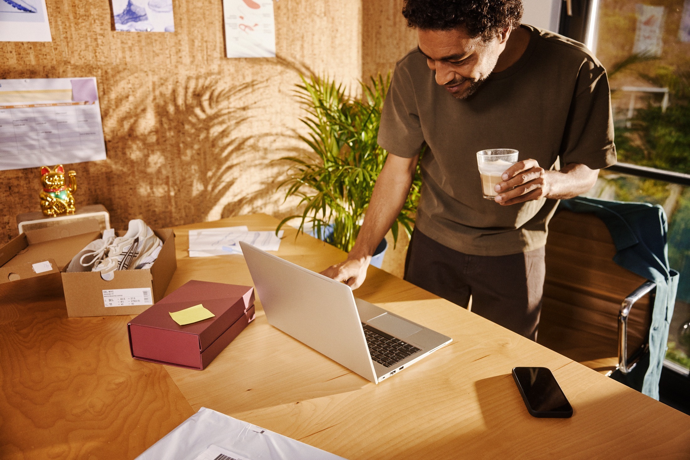 ecommerce_standing_laptop